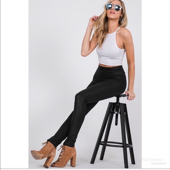 ❤️LAST 2!  Hi Waist Faux Leather Textured Leggings - Picture 3 of 8